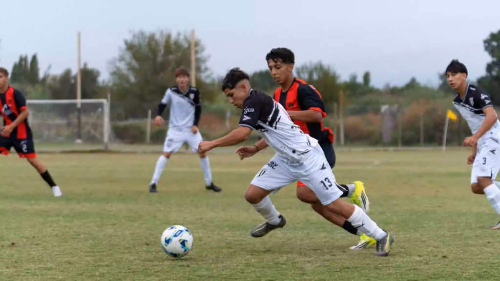 play defensive midfielder in soccer